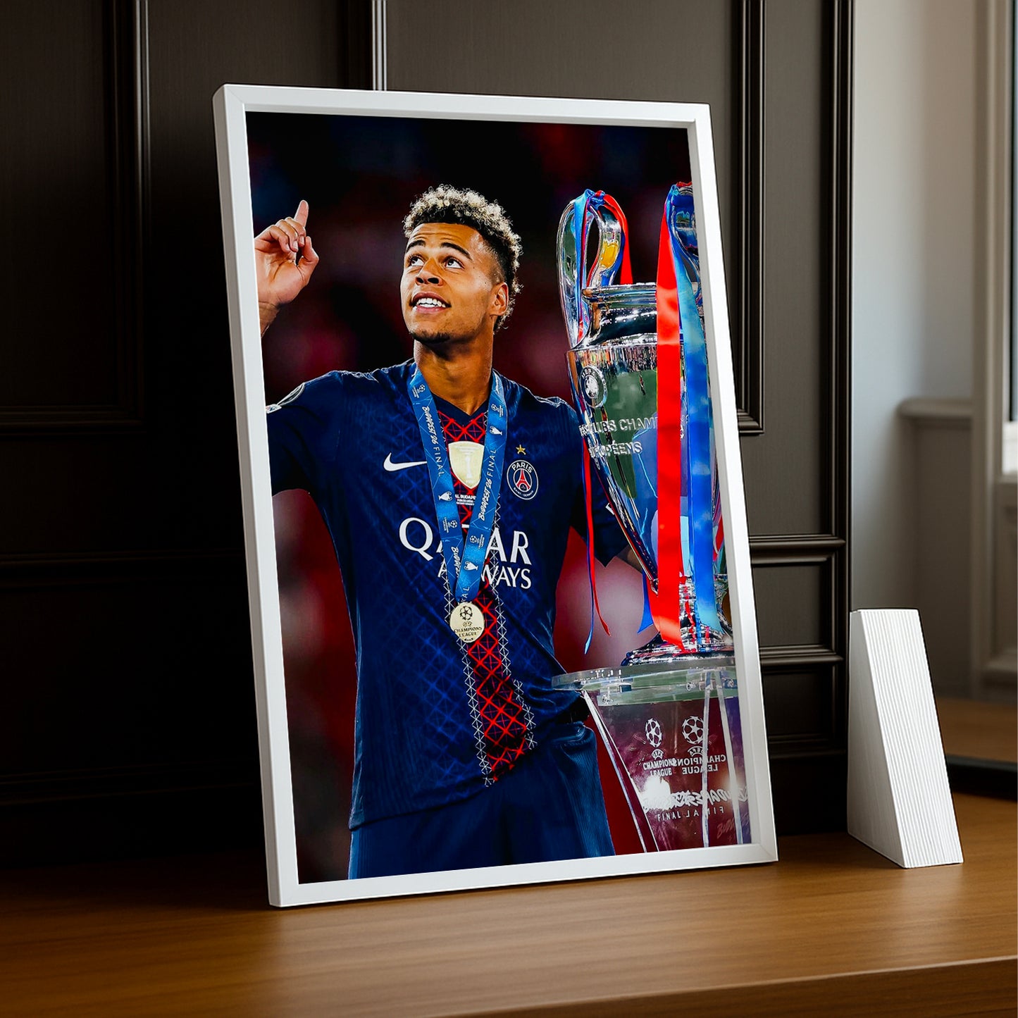 Cadre Photo Désiré Doué – Doigt vers le Ciel Trophée Champions League 2026 | PSG TonCadre