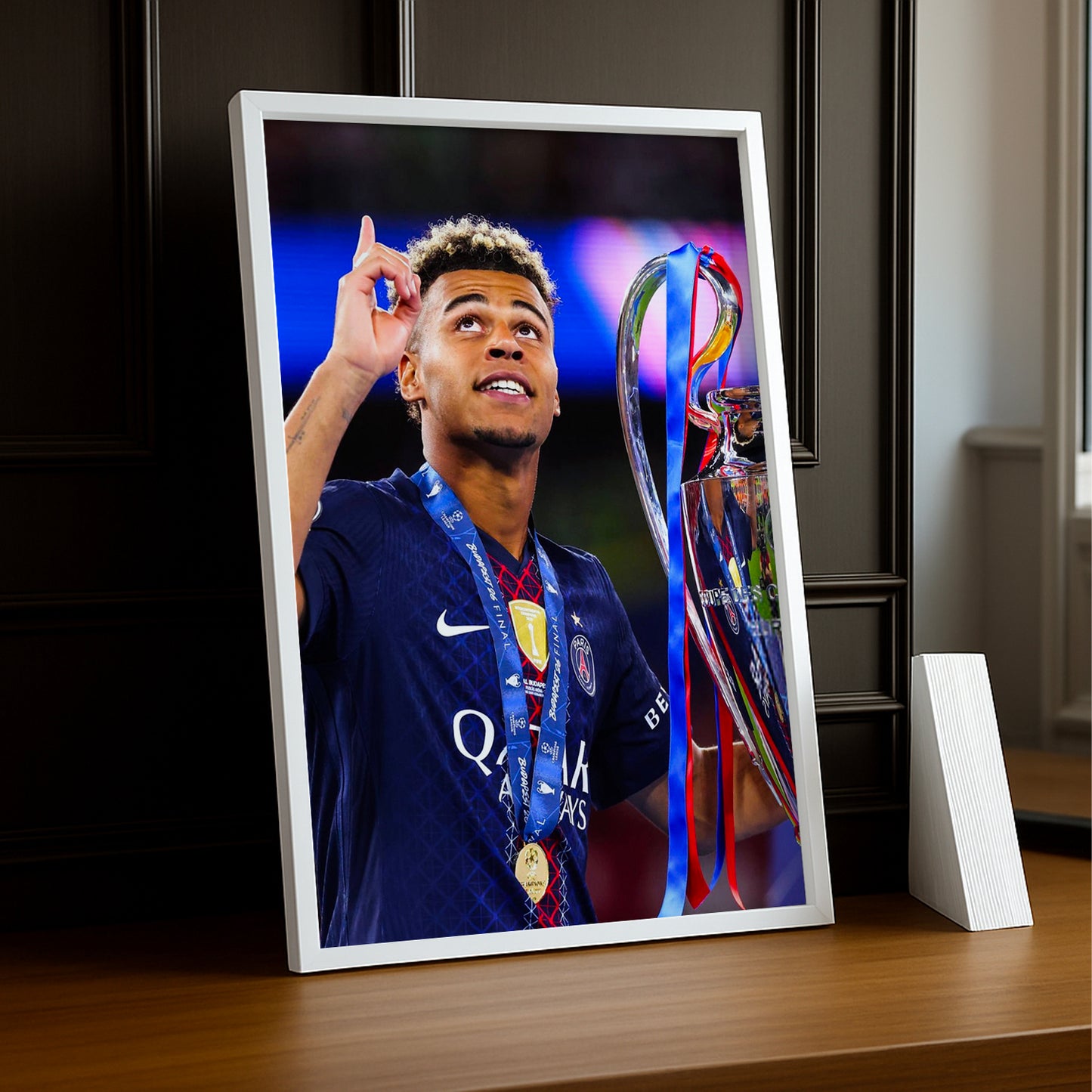 Cadre Photo Désiré Doué – Regard vers le Ciel Trophée Champions League 2026 | PSG TonCadre