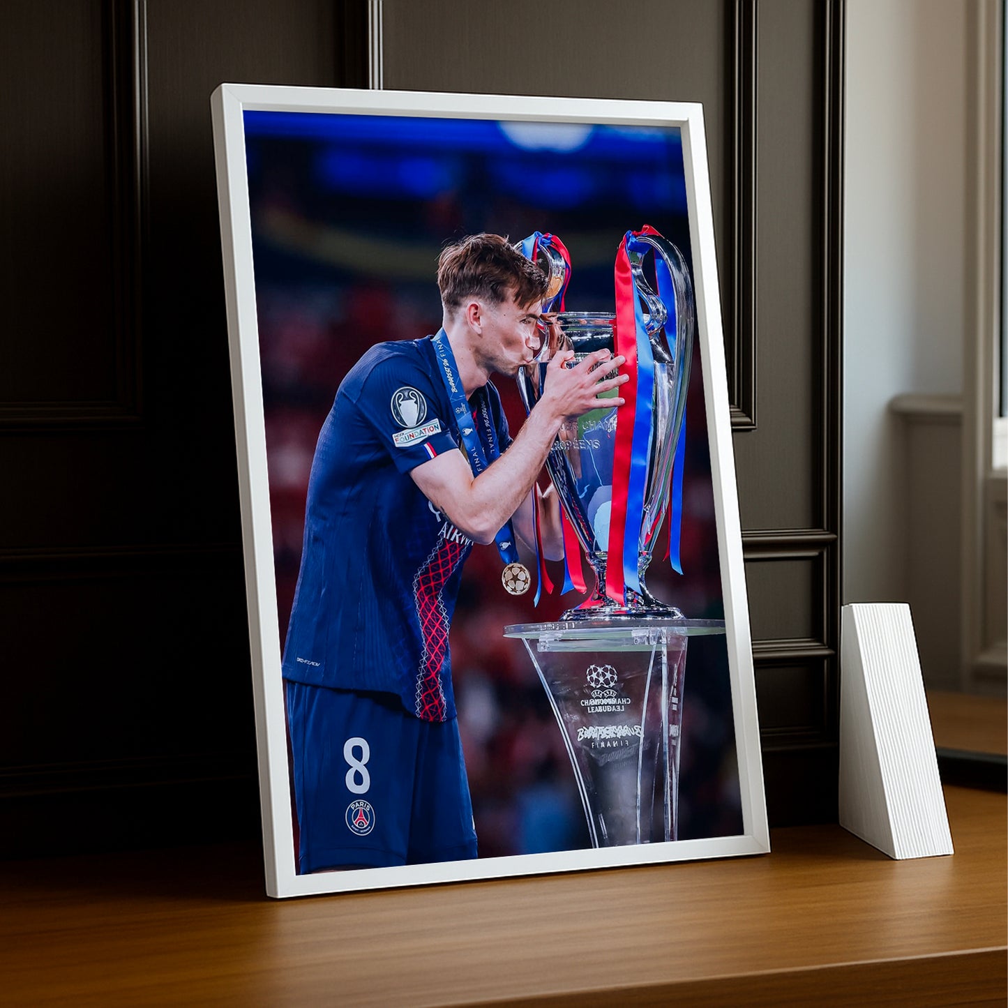 Cadre Photo Fabián Ruiz – Baiser du Trophée Champions League 2026 | PSG TonCadre