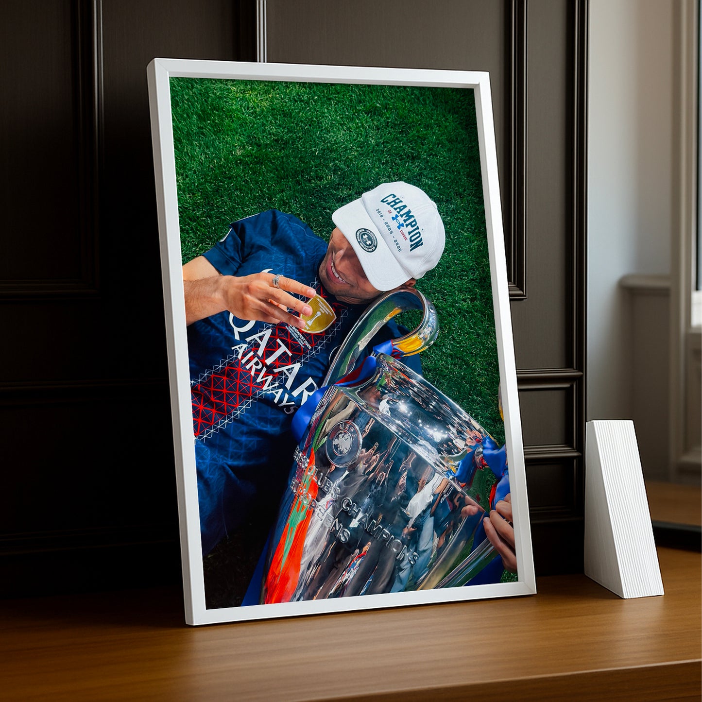 Cadre Photo Hakimi – Allongé avec le Trophée Champions League 2026 | PSG TonCadre
