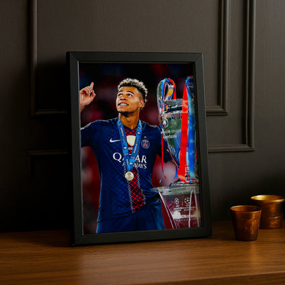 Cadre Photo Désiré Doué – Doigt vers le Ciel Trophée Champions League 2026 | PSG TonCadre