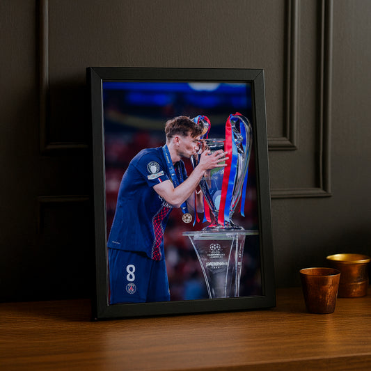 Cadre Photo Fabián Ruiz – Baiser du Trophée Champions League 2026 | PSG TonCadre