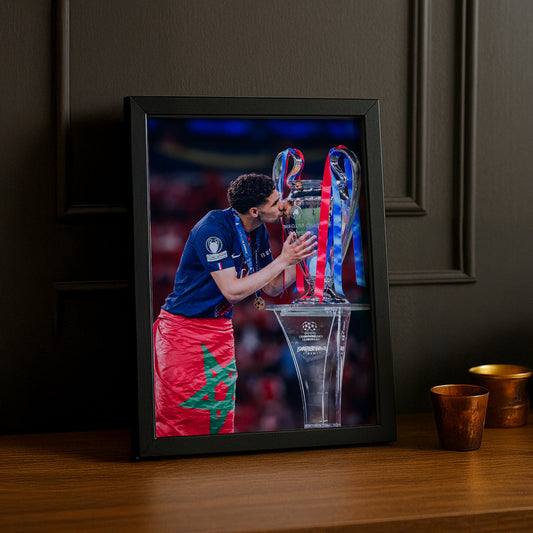 Cadre Photo Hakimi – Baiser du Trophée Champions League 2026 | PSG TonCadre