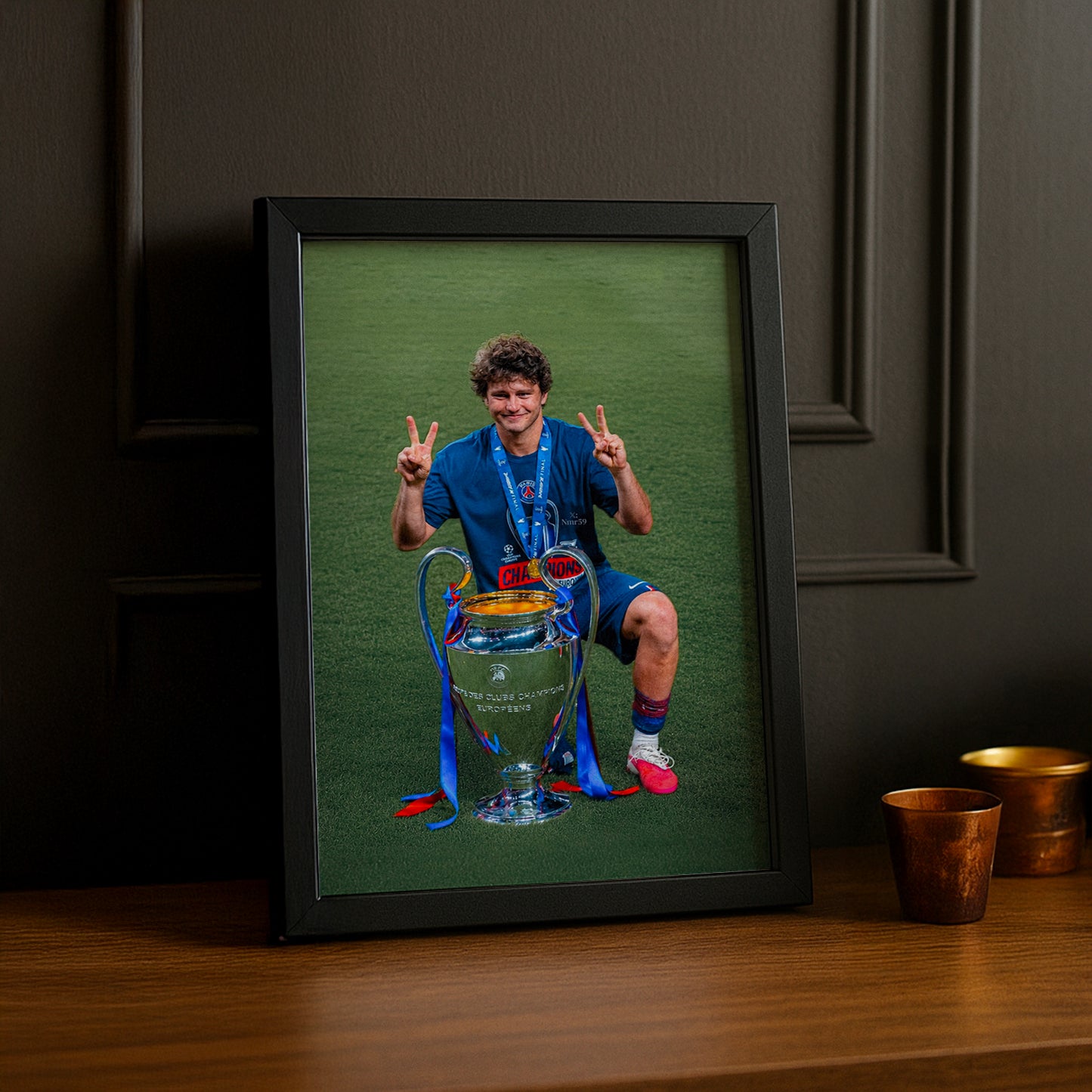 Cadre Photo João Neves – Double V Trophée Champions League 2026 | PSG TonCadre