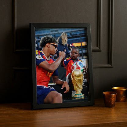 Cadre Photo Lamine Yamal & Son Petit Frère – Trophée Coupe du Monde TonCadre