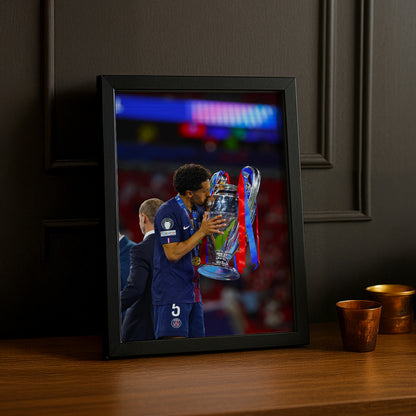 Cadre Photo Marquinhos – Baiser du Trophée Champions League 2026 | PSG TonCadre