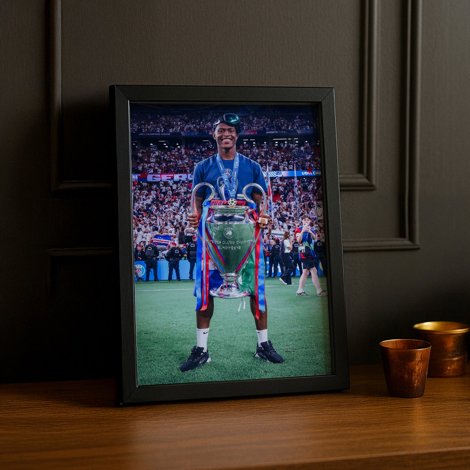 Cadre Photo Nuno Mendes – Trophée Champions League 2026 | PSG TonCadre