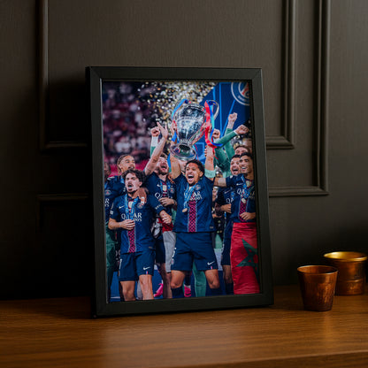 Cadre Photo PSG – Marquinhos & L'Équipe Lèvent le Trophée Champions League 2026 TonCadre