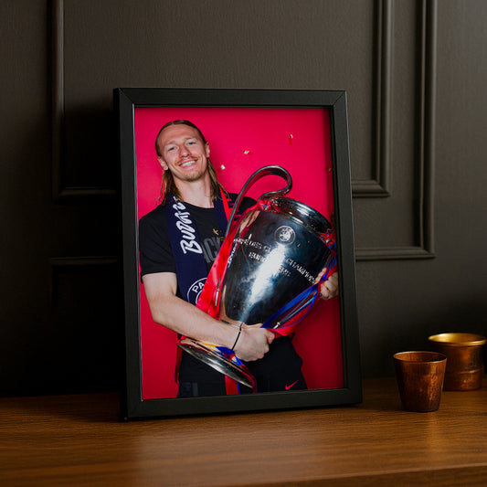 Cadre Photo Safonov – Trophée Champions League 2026 Fond Rose | PSG TonCadre