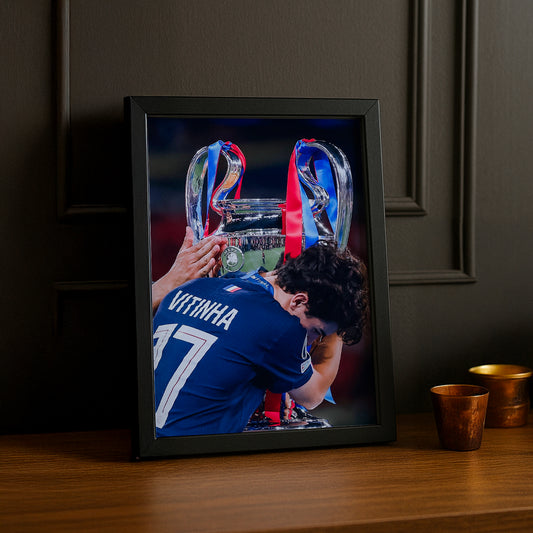 Cadre Photo Vitinha – Baiser du Trophée Champions League 2026 | PSG TonCadre