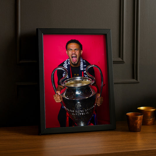Cadre Photo Warren Zaïre-Emery – Trophée Champions League 2026 Fond Rose | PSG TonCadre