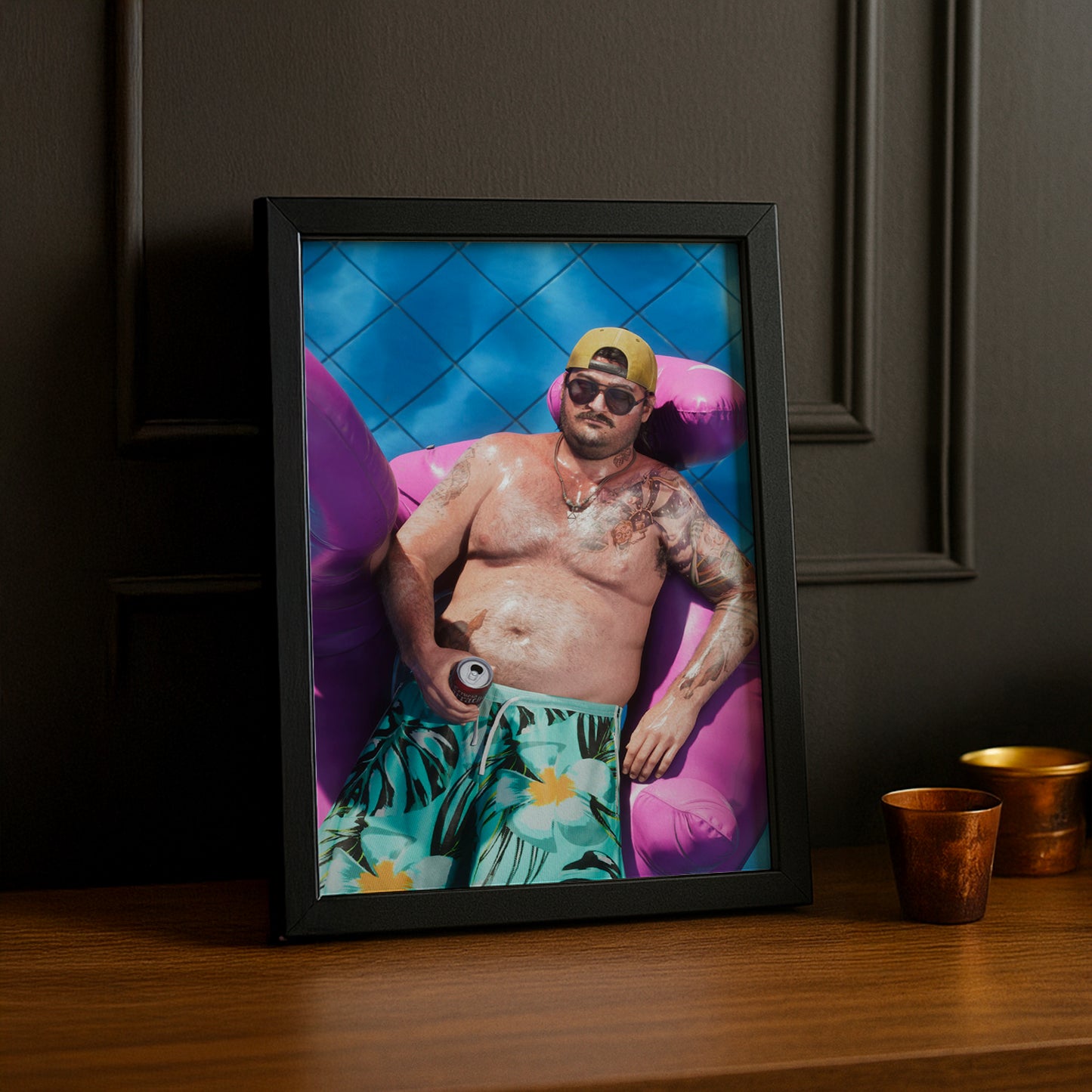 Poster Grand Theft Auto VI – Flamant Rose Piscine Encadré TonCadre