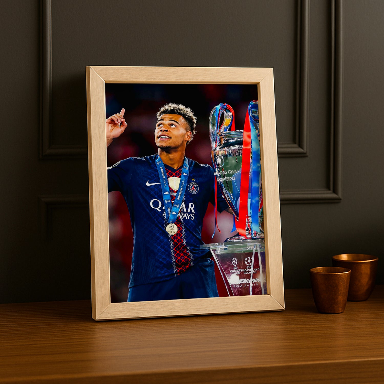 Cadre Photo Désiré Doué – Doigt vers le Ciel Trophée Champions League 2026 | PSG TonCadre