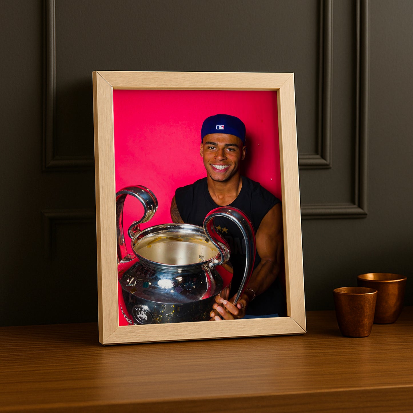 Cadre Photo Désiré Doué – Trophée Champions League 2026 Fond Rose | PSG TonCadre