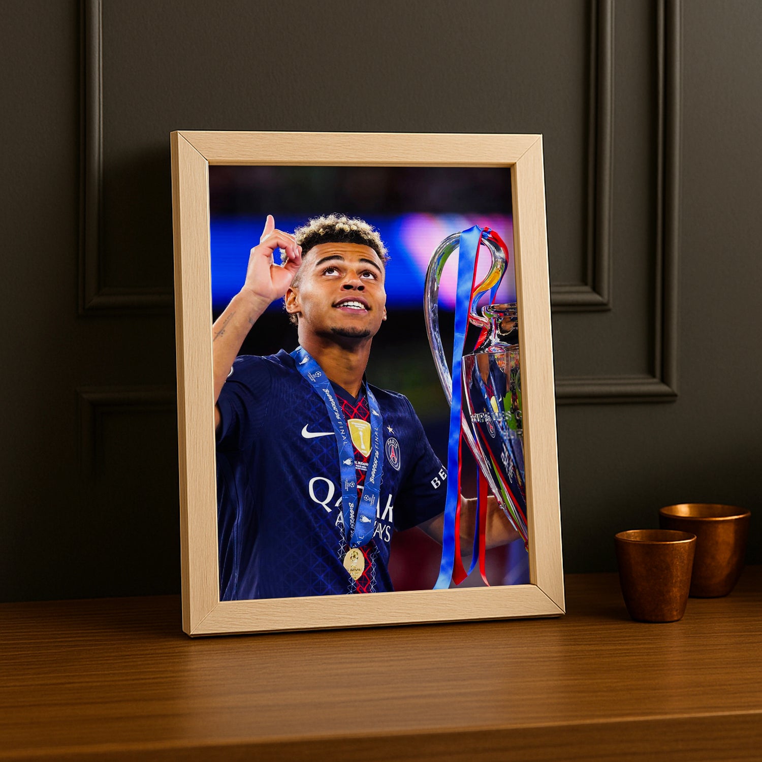 Cadre Photo Désiré Doué – Regard vers le Ciel Trophée Champions League 2026 | PSG TonCadre