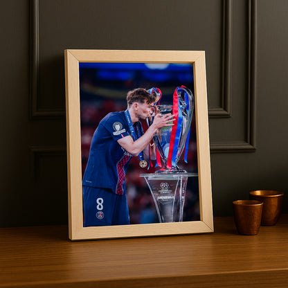Cadre Photo Fabián Ruiz – Baiser du Trophée Champions League 2026 | PSG TonCadre