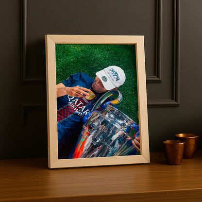 Cadre Photo Hakimi – Allongé avec le Trophée Champions League 2026 | PSG TonCadre