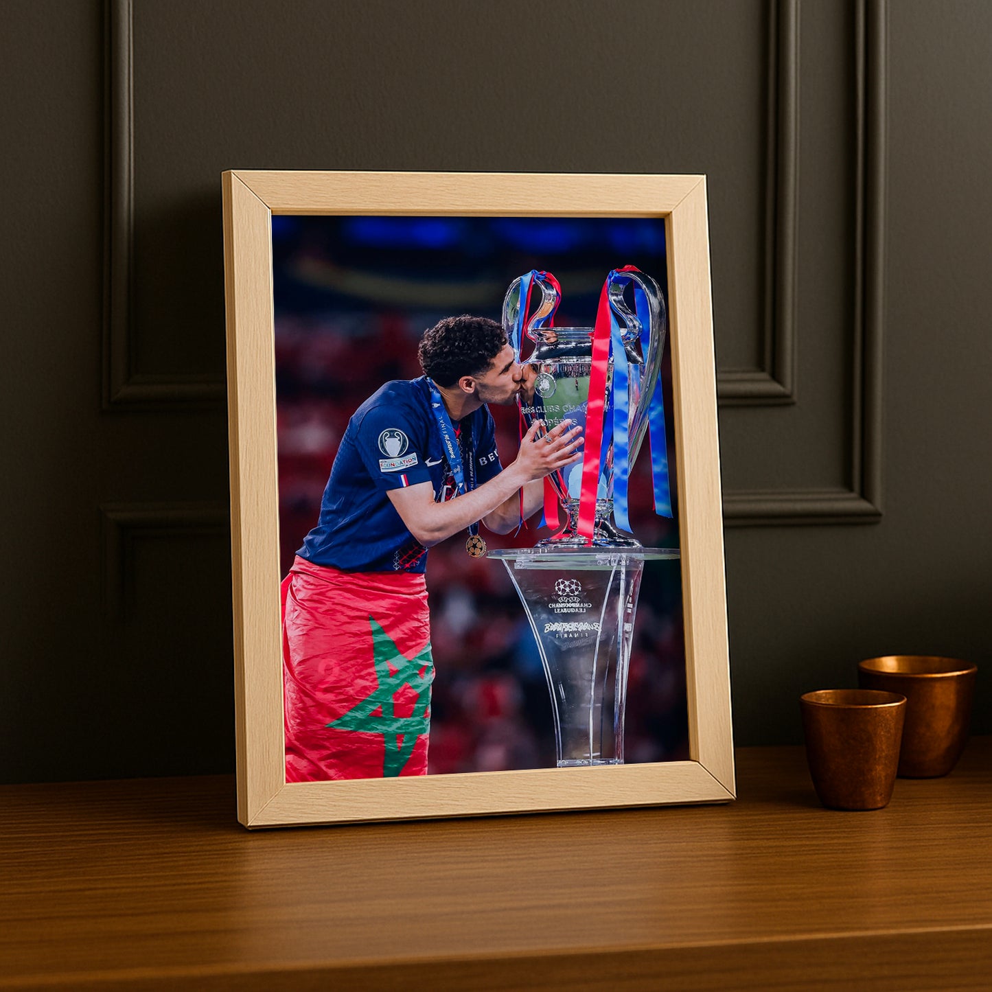 Cadre Photo Hakimi – Baiser du Trophée Champions League 2026 | PSG TonCadre
