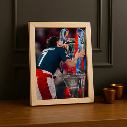 Cadre Photo Kvaratskhelia – Baiser du Trophée Champions League 2026 | PSG TonCadre