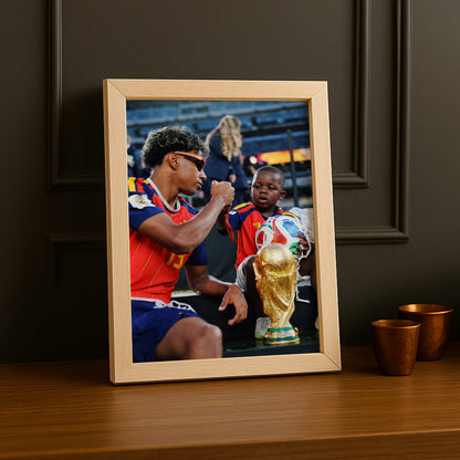 Cadre Photo Lamine Yamal & Son Petit Frère – Trophée Coupe du Monde TonCadre