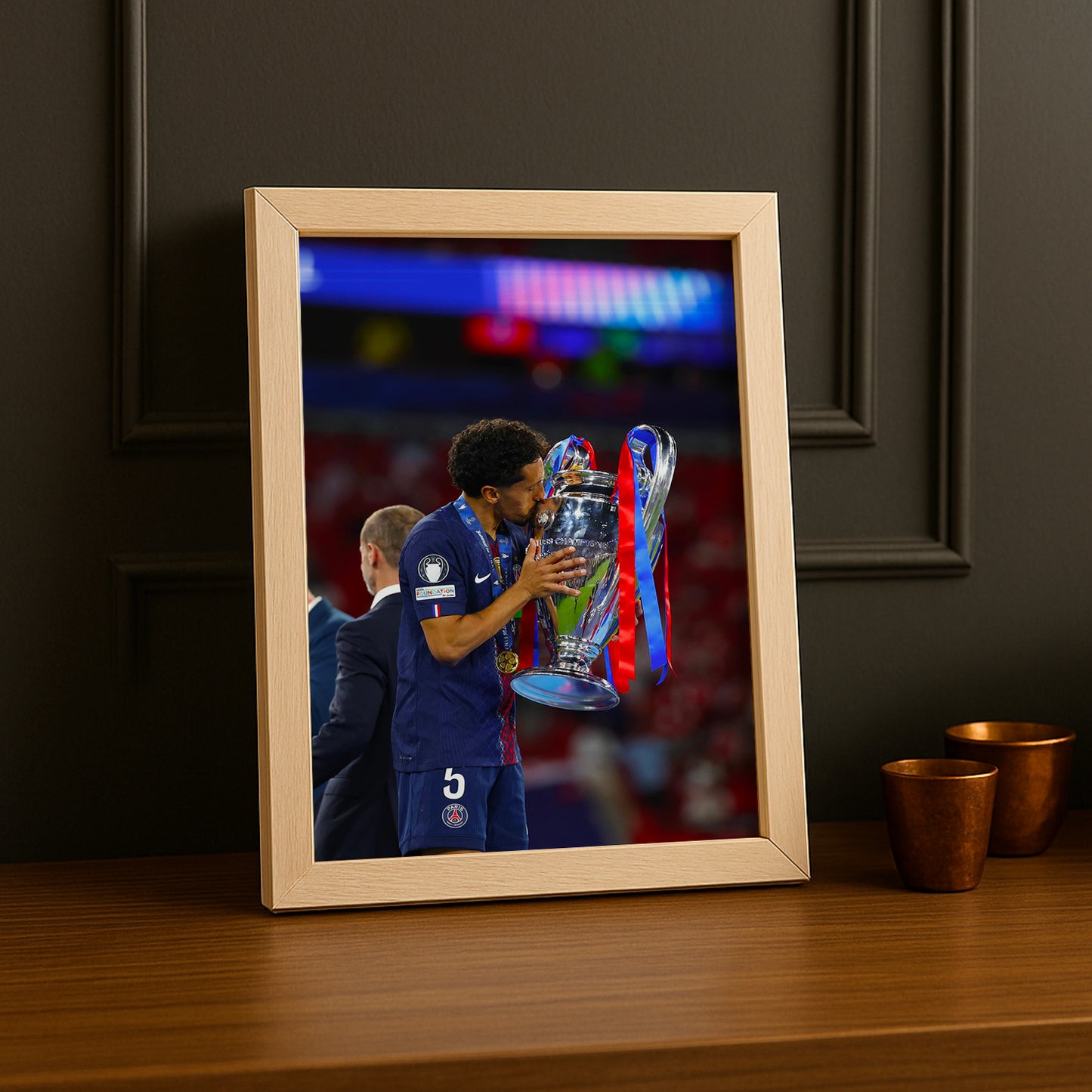 Cadre Photo Marquinhos – Baiser du Trophée Champions League 2026 | PSG TonCadre