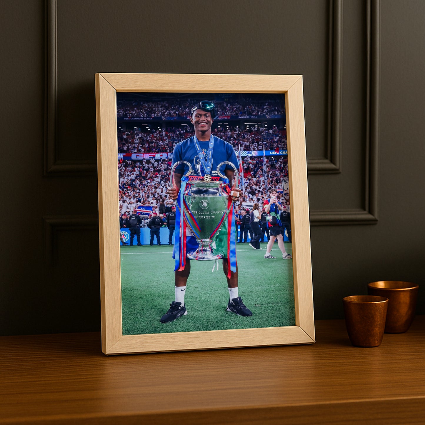 Cadre Photo Nuno Mendes – Trophée Champions League 2026 | PSG TonCadre