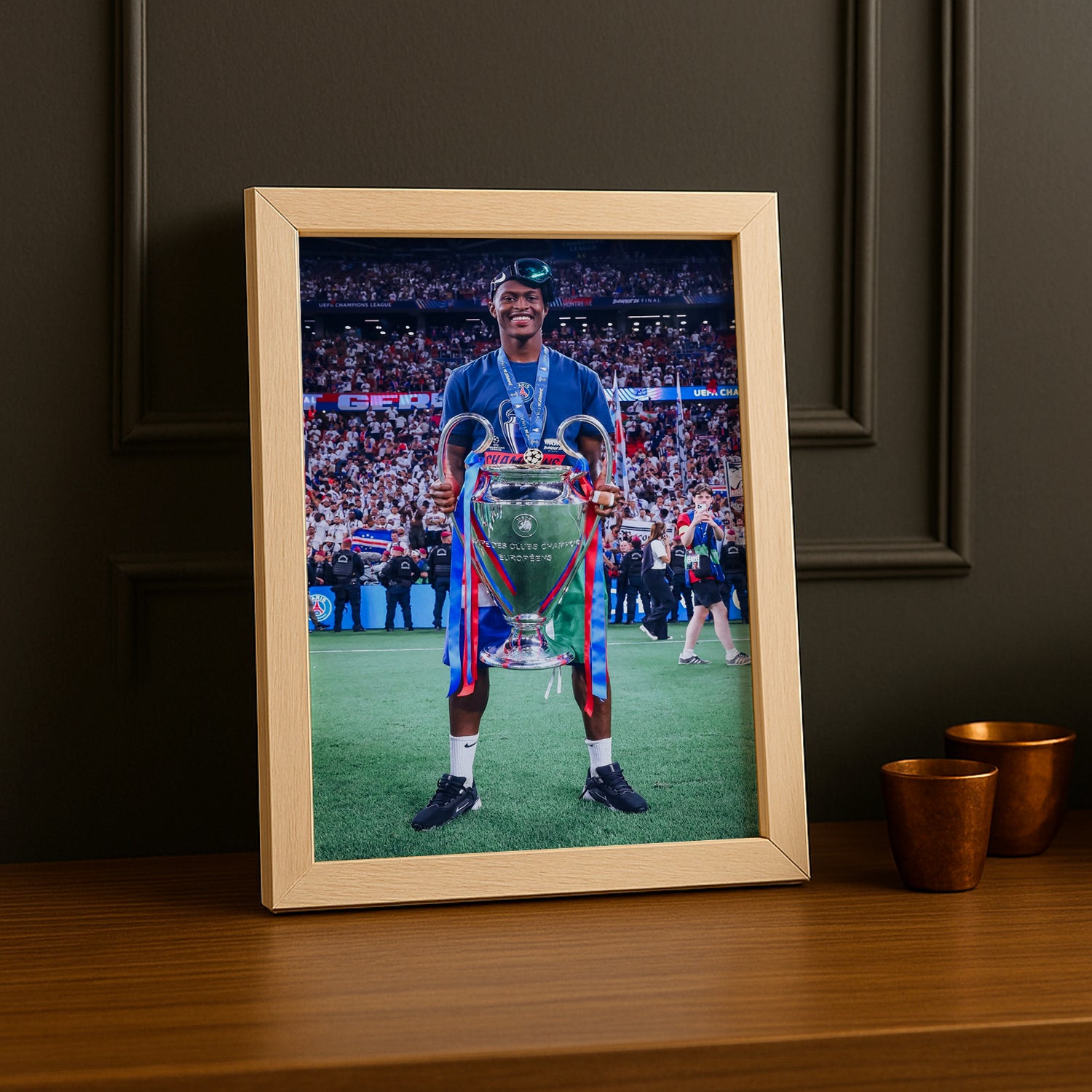 Cadre Photo Nuno Mendes – Trophée Champions League 2026 | PSG TonCadre