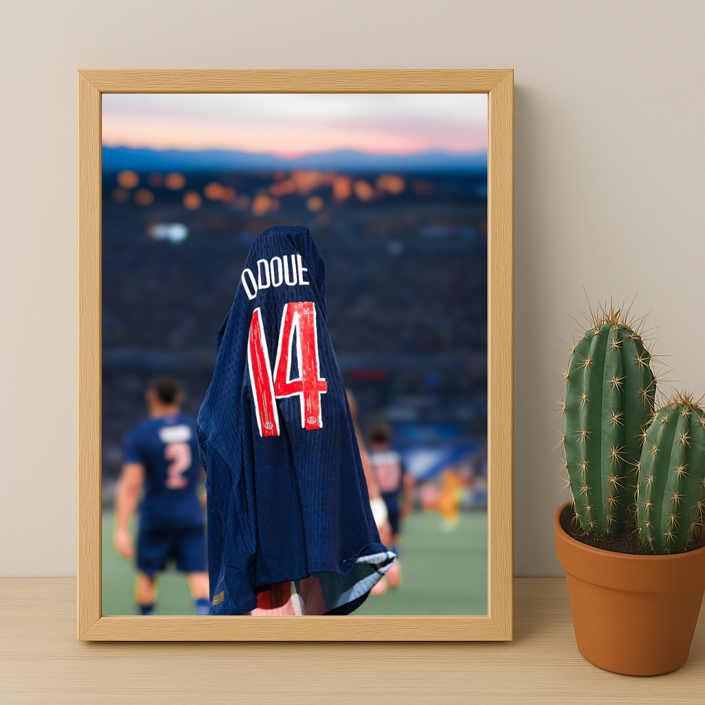 Poster encadrée Paris Saint-Germain - Désiré Doué Maillot