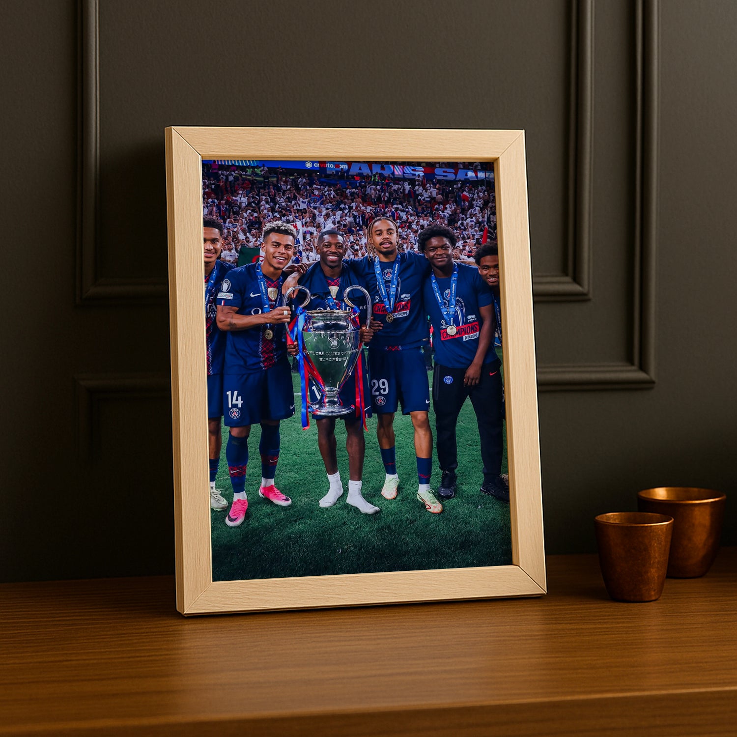 Cadre Photo PSG – Groupe de Joueurs Trophée Champions League 2026 TonCadre