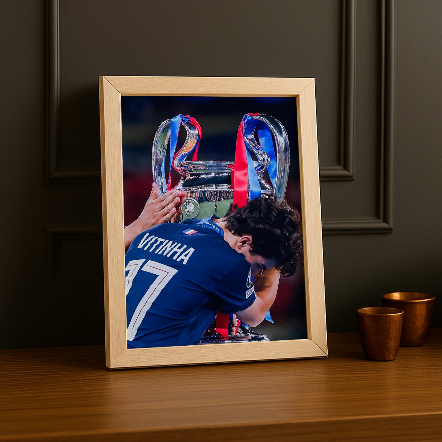 Cadre Photo Vitinha – Baiser du Trophée Champions League 2026 | PSG TonCadre