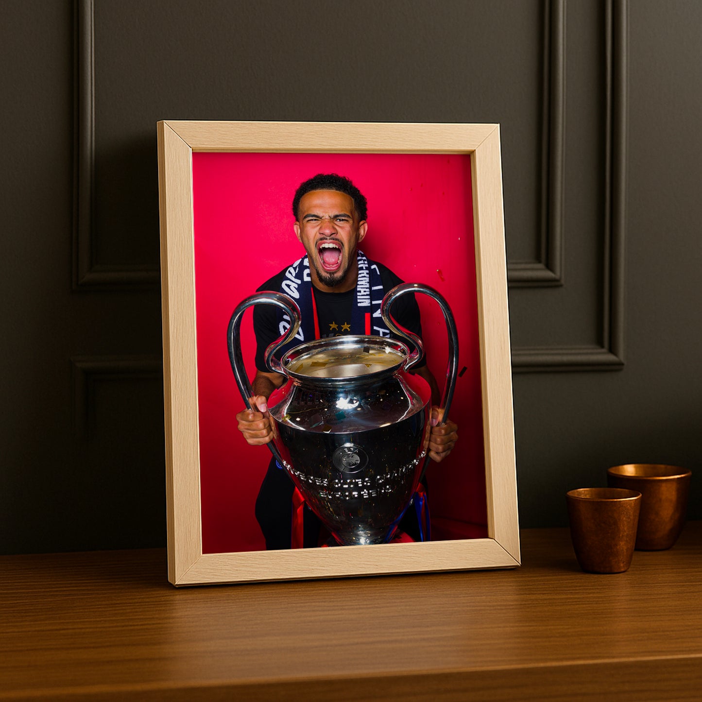 Cadre Photo Warren Zaïre-Emery – Trophée Champions League 2026 Fond Rose | PSG TonCadre