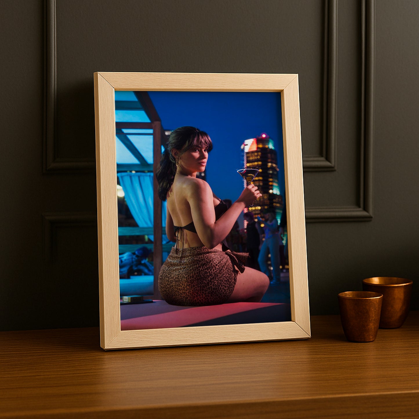Poster Grand Theft Auto VI – Lucia Rooftop Encadré TonCadre