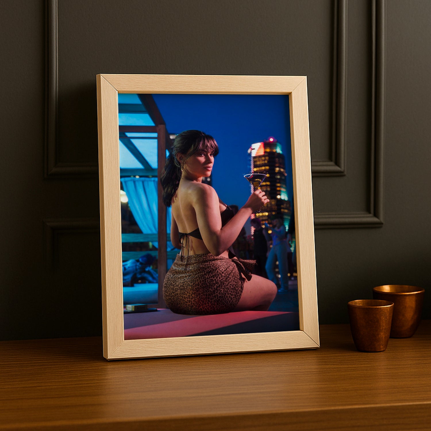 Poster Grand Theft Auto VI – Lucia Rooftop Encadré TonCadre
