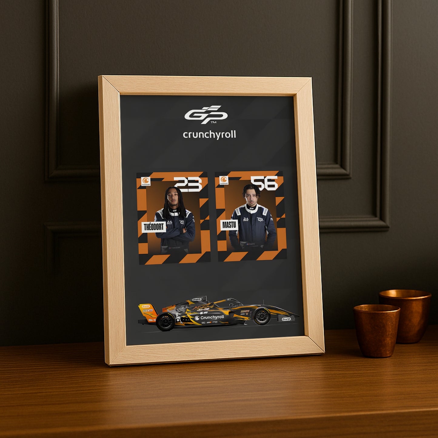 Cadre Photo GP Explorer Mastu x Théodort x Crunchyroll – L’Alliance Parfaite entre Vitesse, Passion et Culture Anime