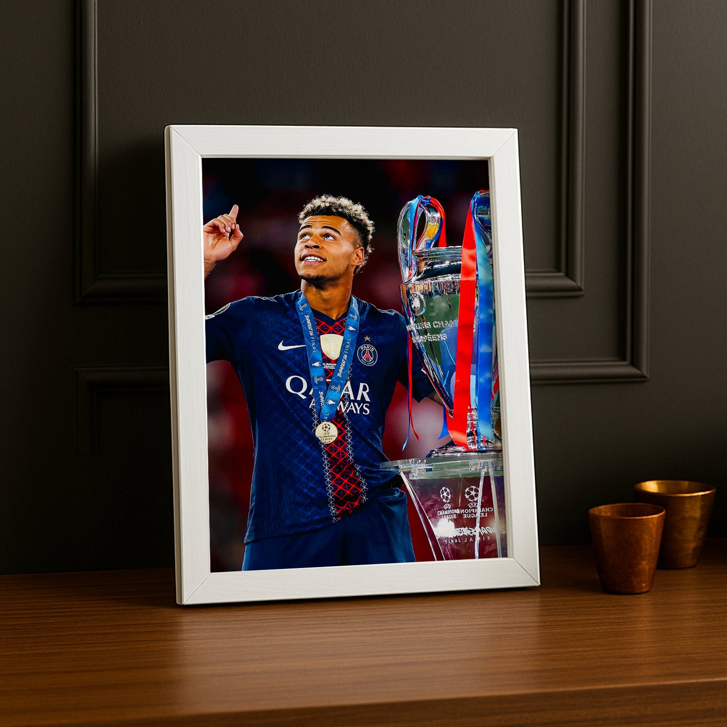 Cadre Photo Désiré Doué – Doigt vers le Ciel Trophée Champions League 2026 | PSG TonCadre