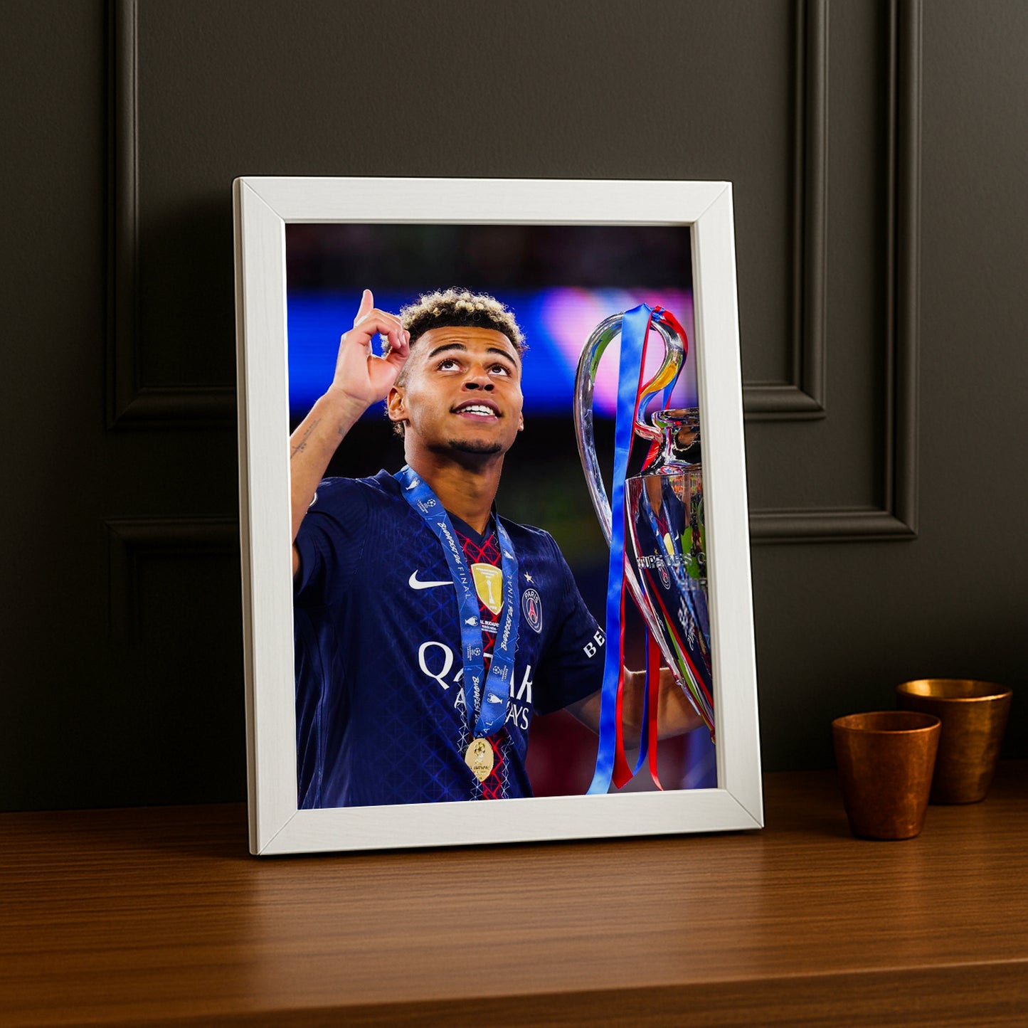 Cadre Photo Désiré Doué – Regard vers le Ciel Trophée Champions League 2026 | PSG TonCadre