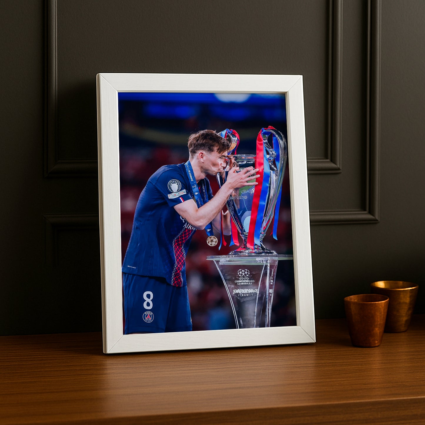 Cadre Photo Fabián Ruiz – Baiser du Trophée Champions League 2026 | PSG TonCadre