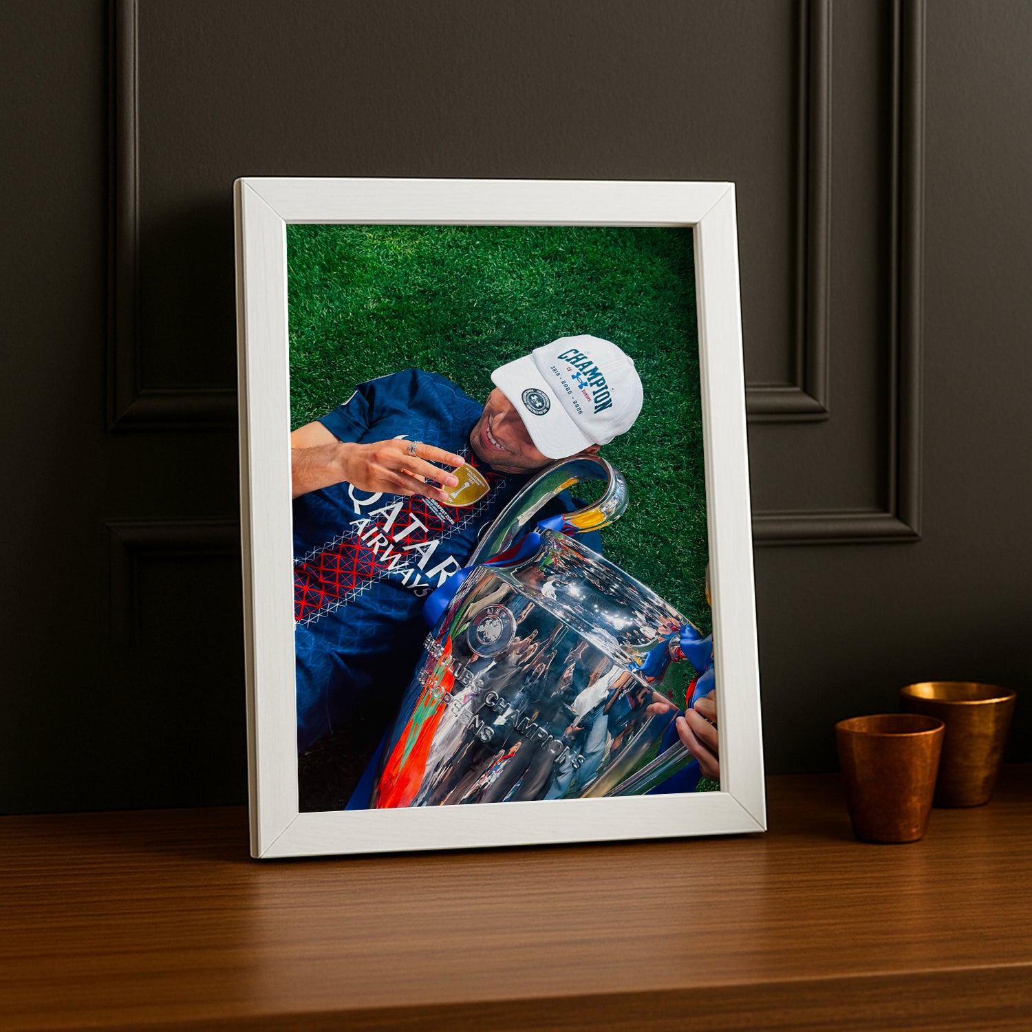 Cadre Photo Hakimi – Allongé avec le Trophée Champions League 2026 | PSG TonCadre