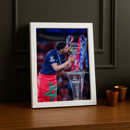 Cadre Photo Hakimi – Baiser du Trophée Champions League 2026 | PSG TonCadre