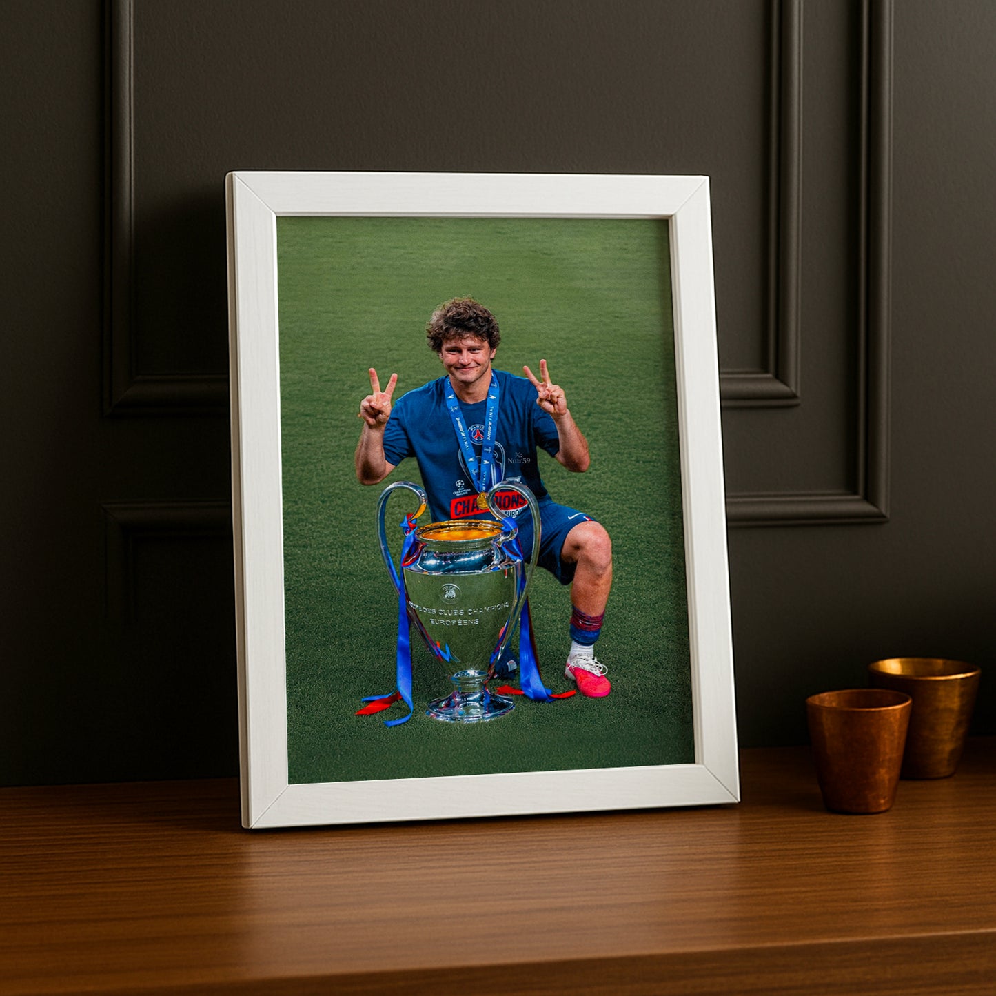Cadre Photo João Neves – Double V Trophée Champions League 2026 | PSG TonCadre
