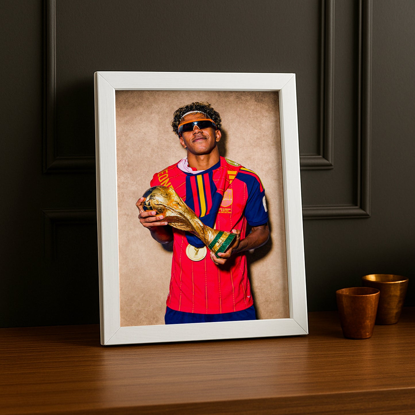 Cadre Photo Lamine Yamal Portrait Coupe du Monde – Lunettes & Trophée TonCadre