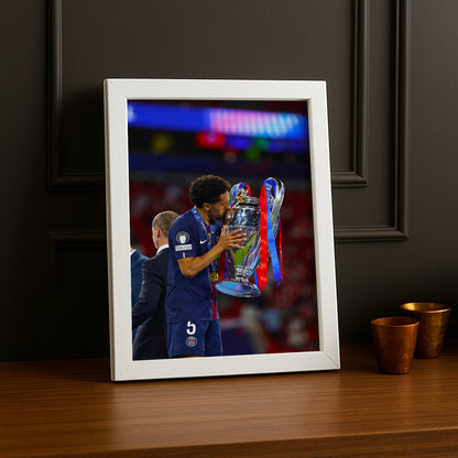 Cadre Photo Marquinhos – Baiser du Trophée Champions League 2026 | PSG TonCadre