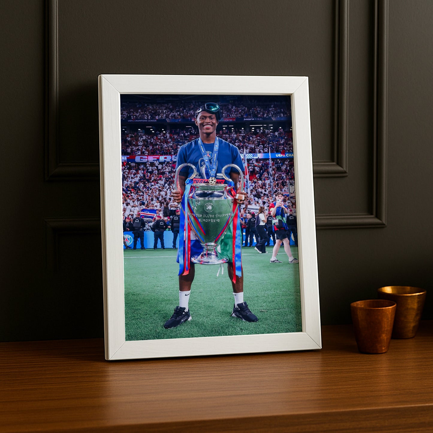 Cadre Photo Nuno Mendes – Trophée Champions League 2026 | PSG TonCadre