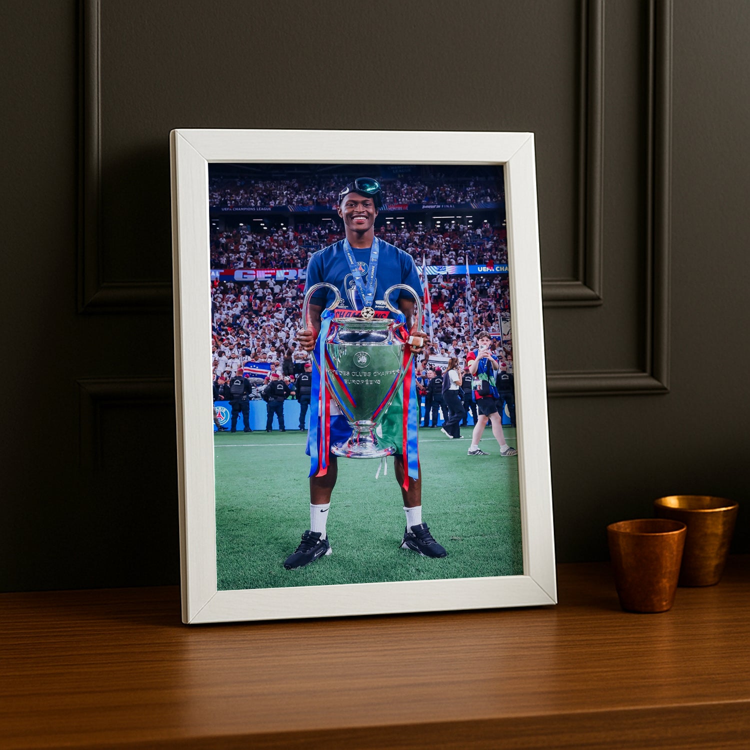 Cadre Photo Nuno Mendes – Trophée Champions League 2026 | PSG TonCadre