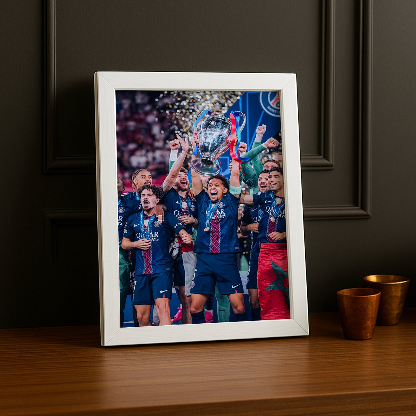 Cadre Photo PSG – Marquinhos & L'Équipe Lèvent le Trophée Champions League 2026 TonCadre
