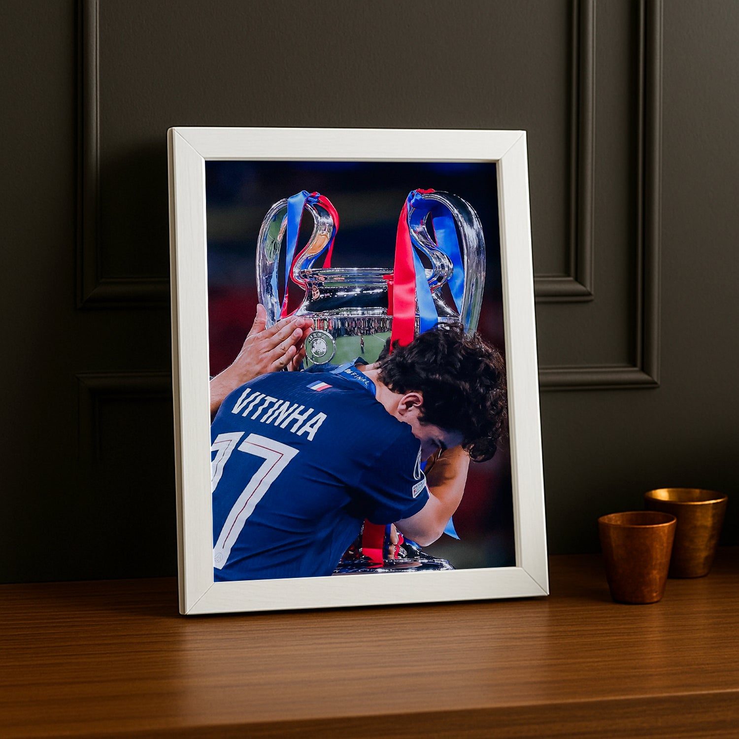Cadre Photo Vitinha – Baiser du Trophée Champions League 2026 | PSG TonCadre