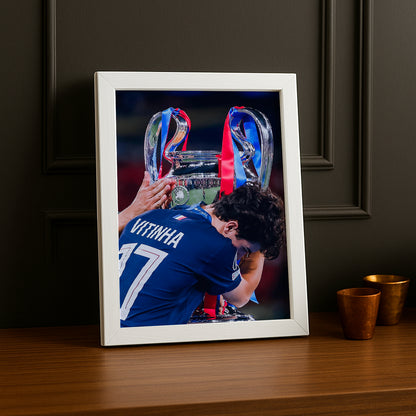 Cadre Photo Vitinha – Baiser du Trophée Champions League 2026 | PSG TonCadre
