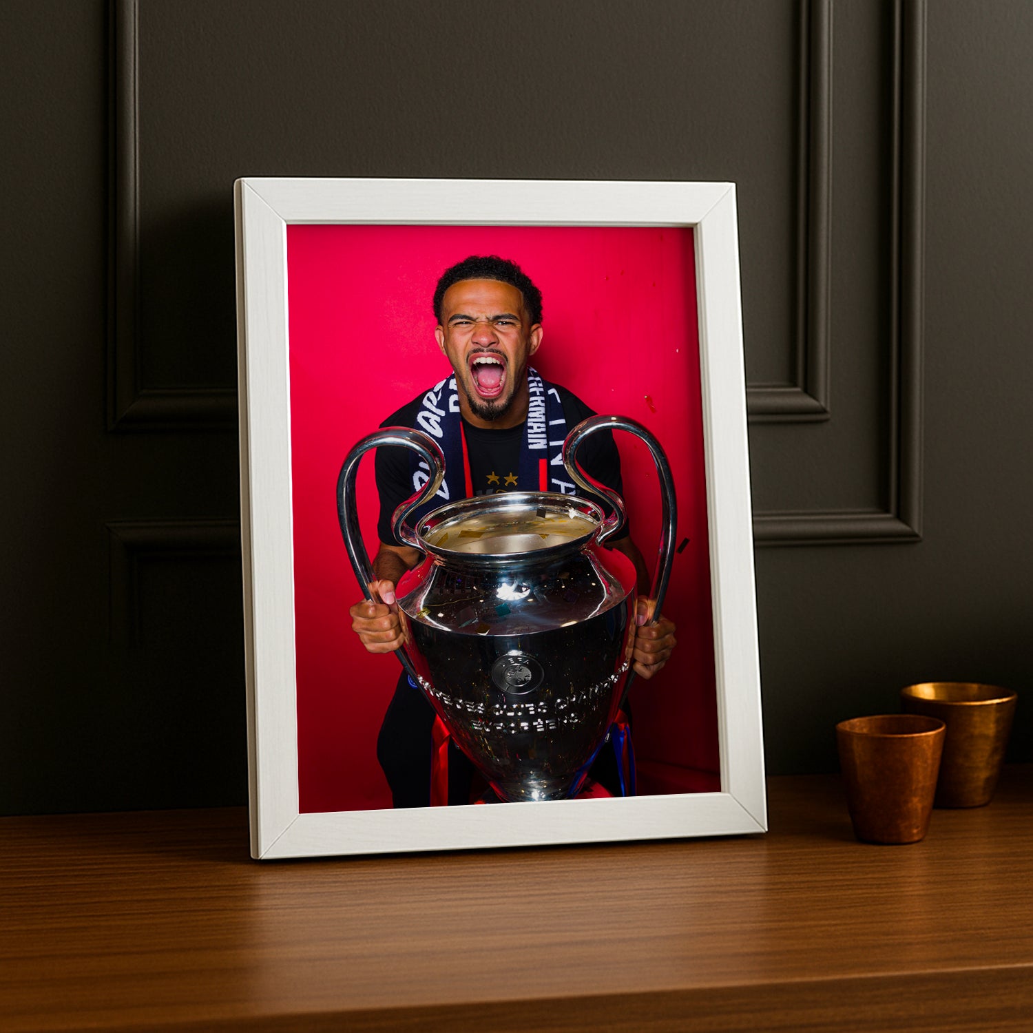 Cadre Photo Warren Zaïre-Emery – Trophée Champions League 2026 Fond Rose | PSG TonCadre