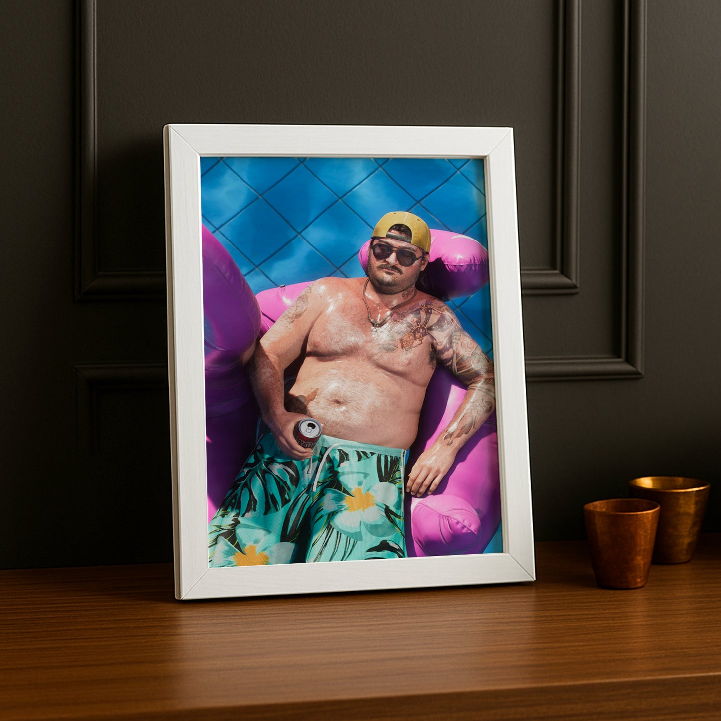 Poster Grand Theft Auto VI – Flamant Rose Piscine Encadré TonCadre