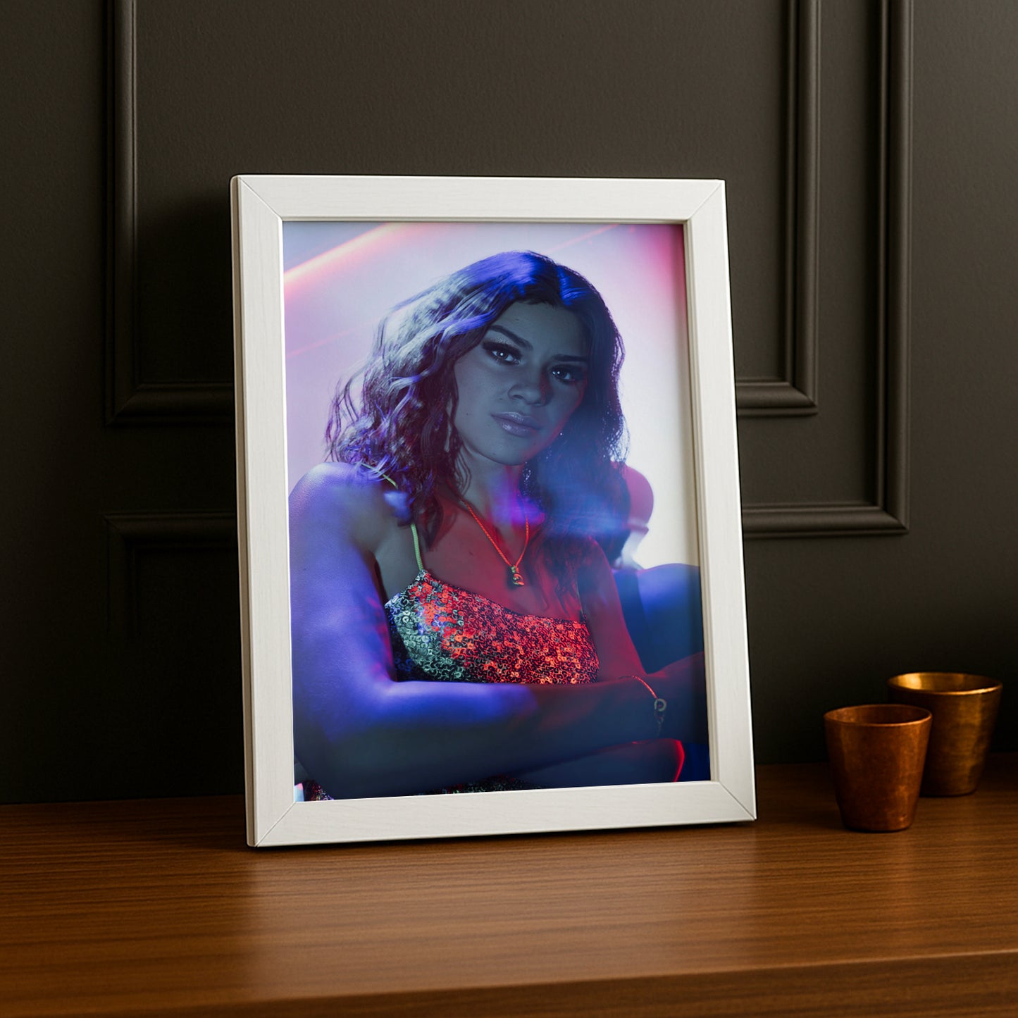 Poster Grand Theft Auto VI – Portrait Lucia Néon Encadré TonCadre